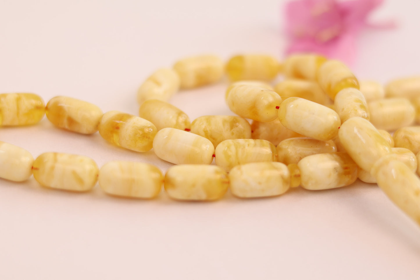 Close-up of the genuine Baltic amber Tesbih (Bernstein Gebetskette), highlighting the unique mottled yellow beads.
