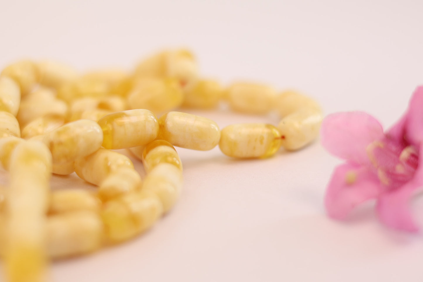 Detailed view of the كهرمان مضغوط (pressed amber) rosary, showcasing the distinctive yellow and transparent patterns.