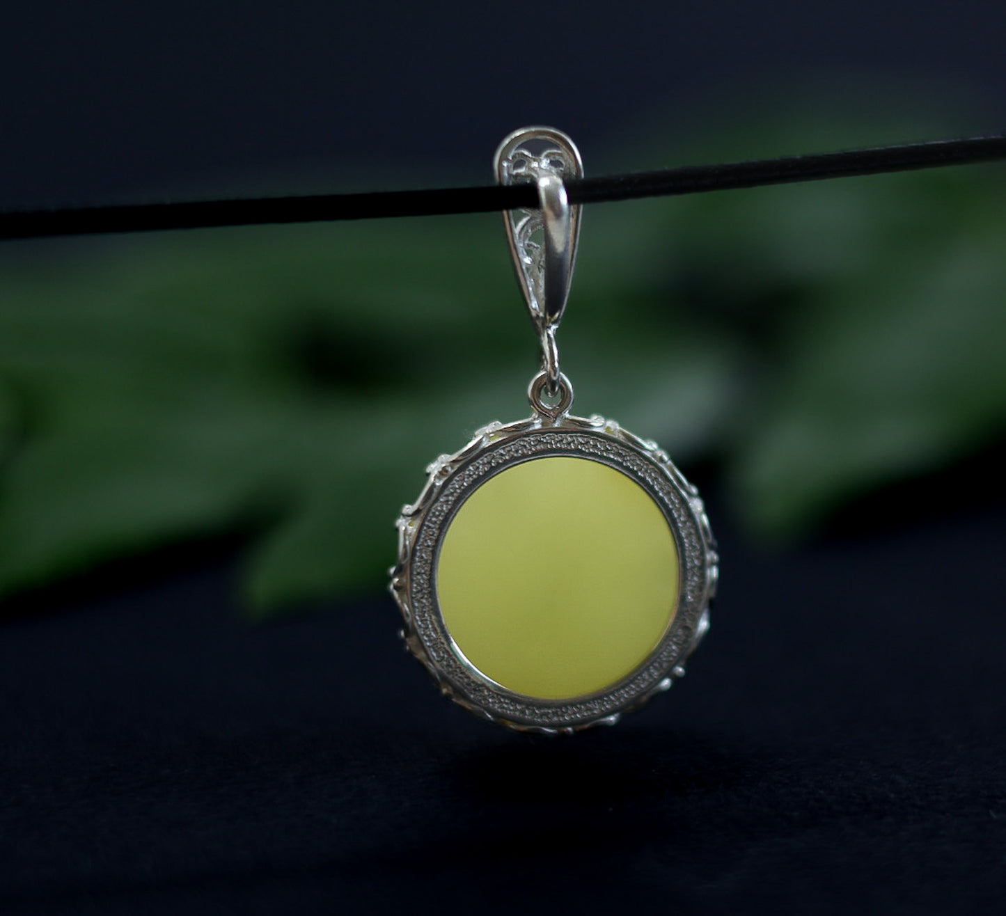 Runder Zitronenbernstein-Anhänger in aufwändiger Sterling Silber Fassun