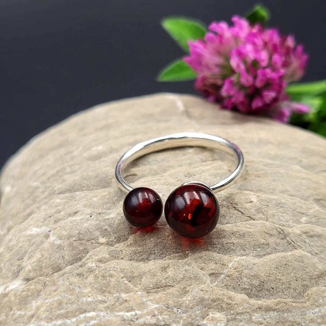 Bernstein-Ring mit 2 Kugeln - Kirschbernstein und 925er Silber | Tetibel