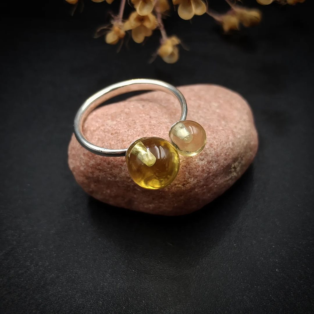 Bernsteinfarbener Silberring mit 2 Kugeln
