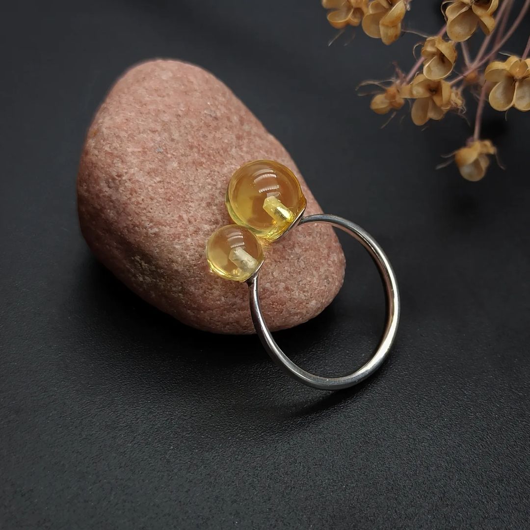 Bernsteinfarbener Silberring mit 2 Kugeln