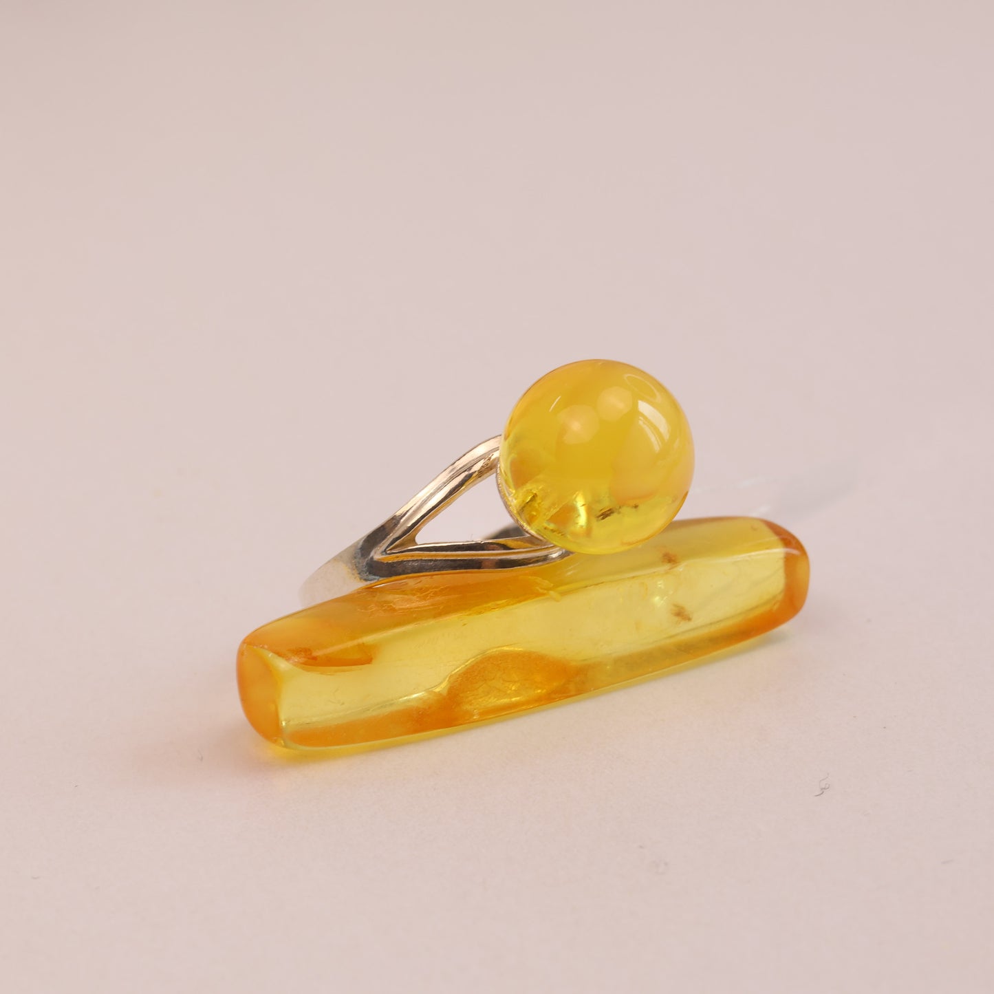 Bernstein-Ring mit Kugel - Honigbernstein & 925er Silber | Tetibel