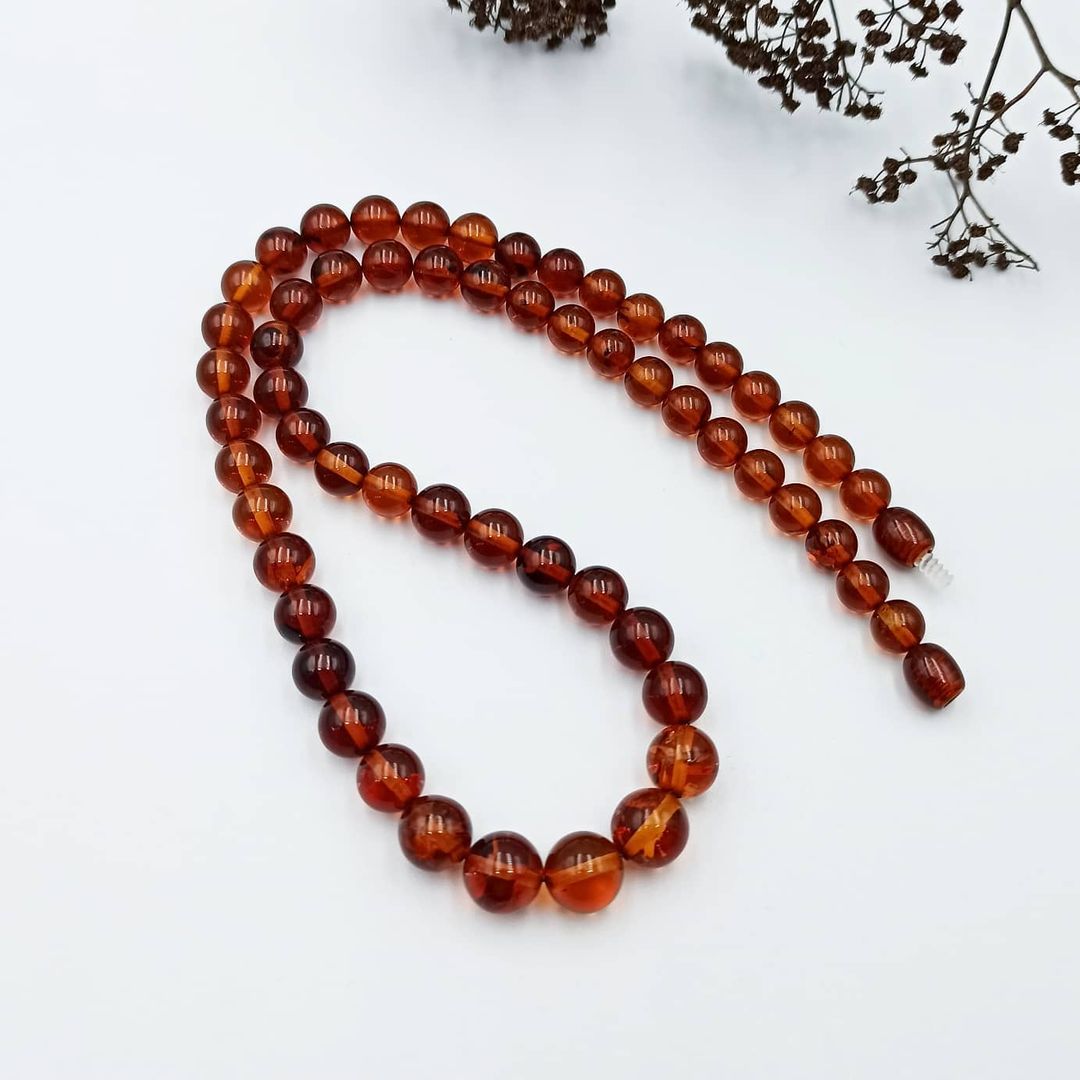 Echte Bernsteinkette mit runden, facettierten Kugeln. Hochwertiger Bernsteinschmuck online kaufen.