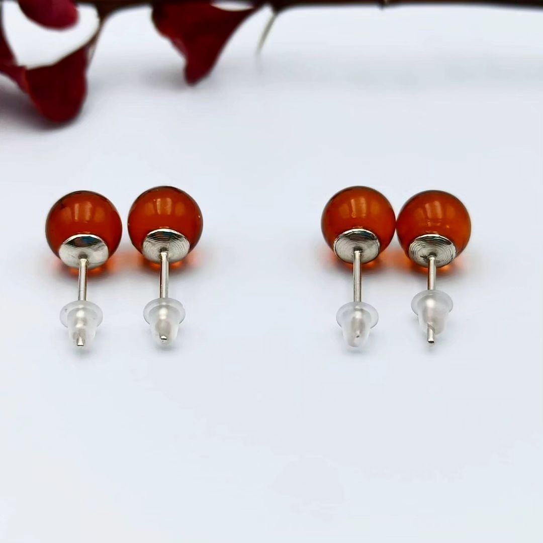 Echte Baltische Bernstein Ohrstecker, 1,0g bis 1,3g leicht, ideal für den täglichen Gebrauch, Nahansicht der glänzenden Oberfläche.