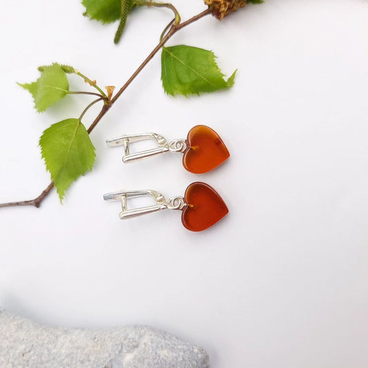 Dunkelbraune Bernstein-Herzen an Sterling Silber Klappbrisuren. Elegante Ohrhänger für jeden Tag.