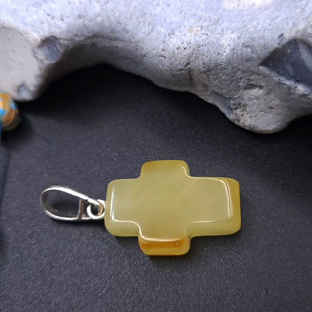 Bernstein Kreuz Anhänger in Milchbernstein Farbe, perfekt als Glaubensschmuck und Geschenk.
