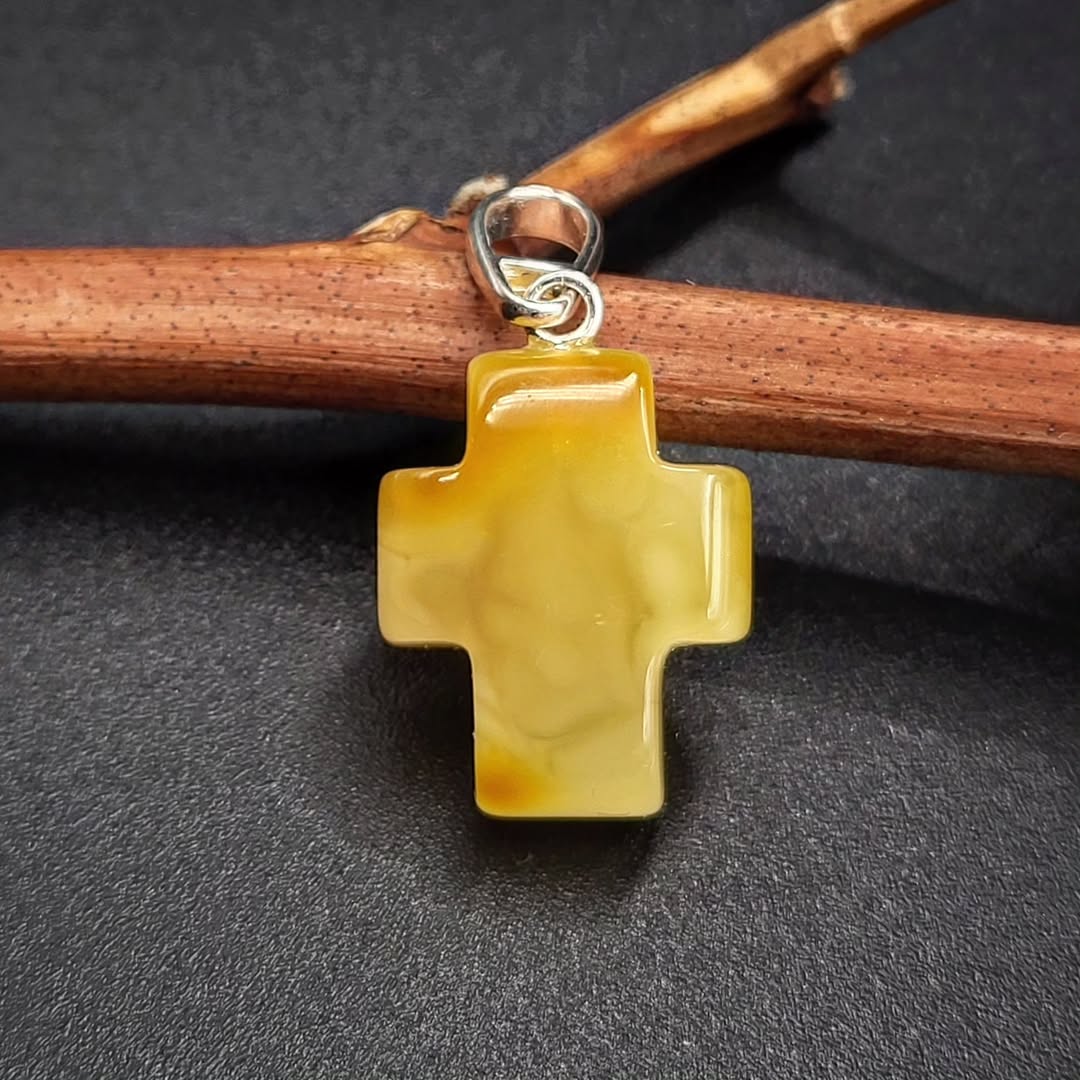 Milch Bernstein Kreuz Anhänger (Butterscotch) mit 925er Silber Öse, für religiösen Schmuck.