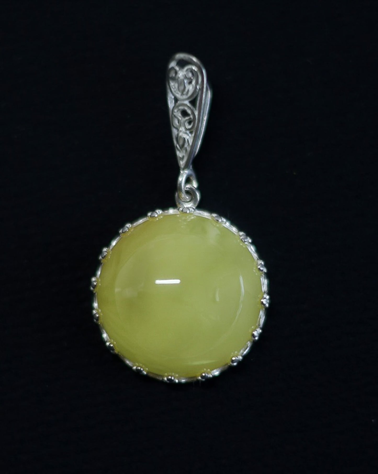 Opaker Gelber Bernstein Anhänger an schwarzem Band, elegantes Damen Schmuck Stück.