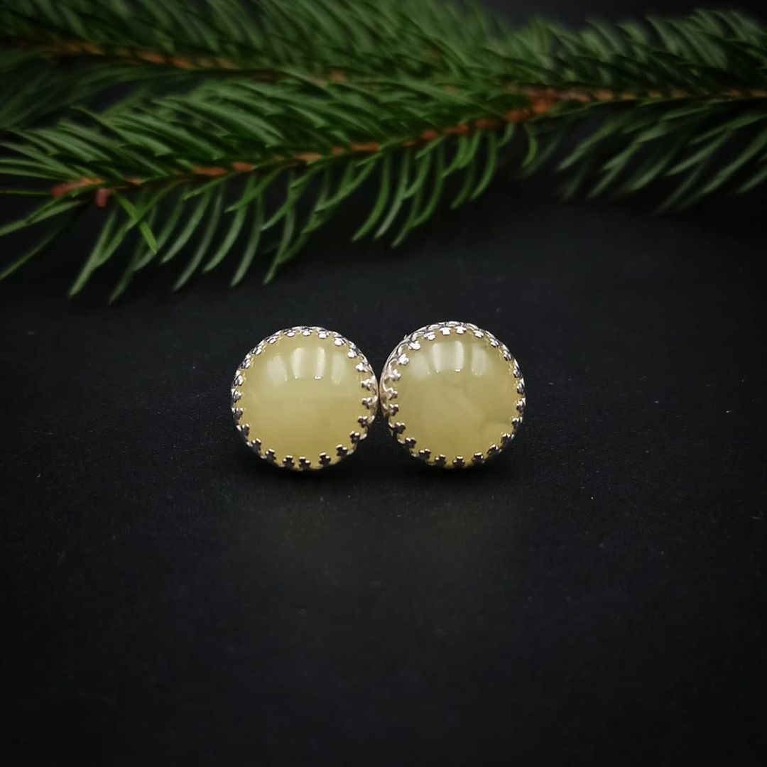 Tetibel Jewels Butterscotch Baltische Bernstein Ohrstecker (⌀12mm) mit Stiften und Silikonverschlüssen.