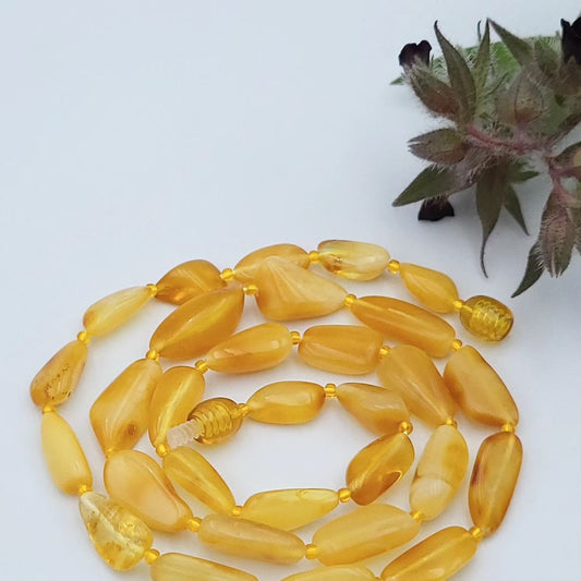 50 cm Baltische Bernstein-Nugget-Kette für Erwachsene, mit polierten Milch- und Cognac-Bernsteinperlen, einzeln geknotet.