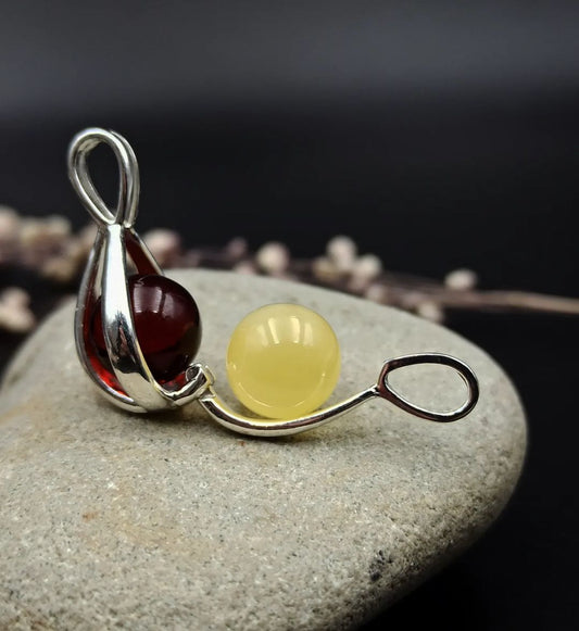 Yin-Yang wechselanhänger aus 925er Silber mit gelber und kirschroter Bernstein-Kugel.
