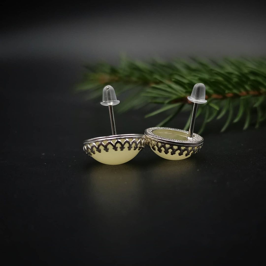 etibel lemon amber stud earring, showing the large 12mm amber stone, the crown-style setting, and the silver post back