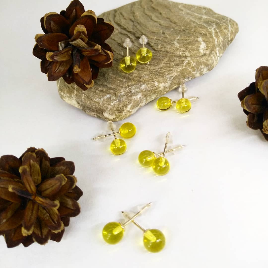 Drei Paare Transparente Lemon-Grün Bernstein Kugel-Ohrstecker (⌀7mm, ⌀8mm, ⌀9mm) mit Silberstiften. Fokus auf die helle, klare Farbe.