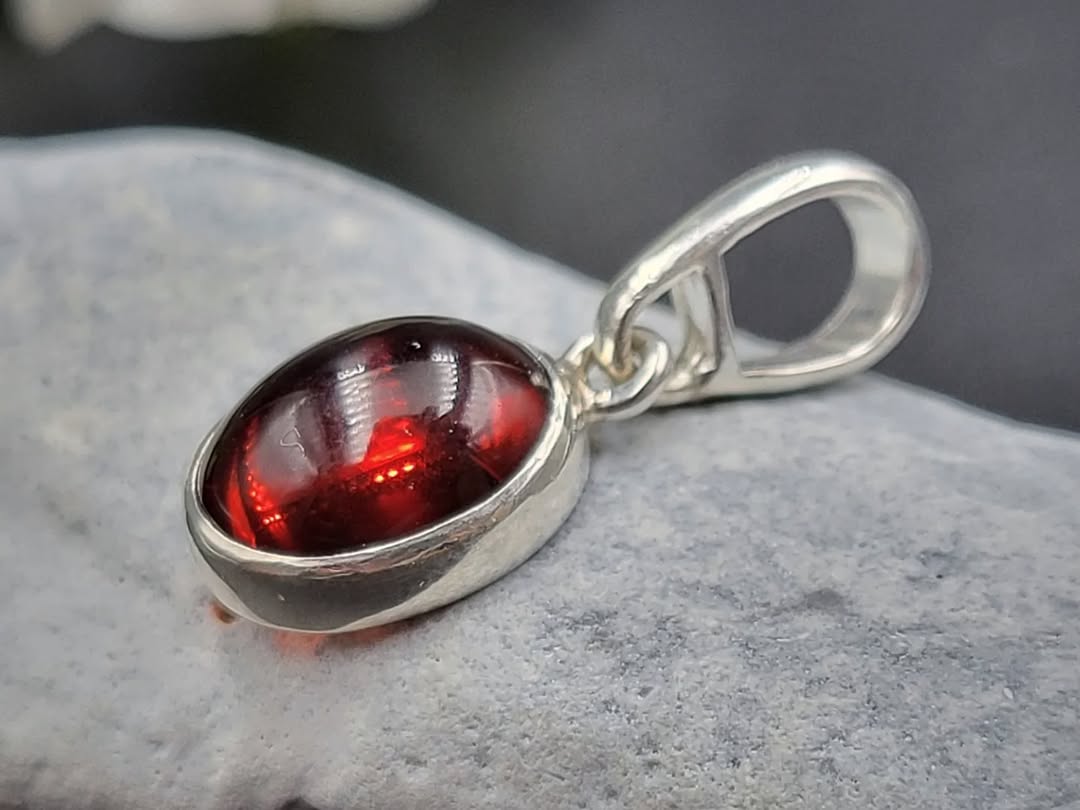 Cognac Bernstein Oval Anhänger aus Silber – Naturbernstein