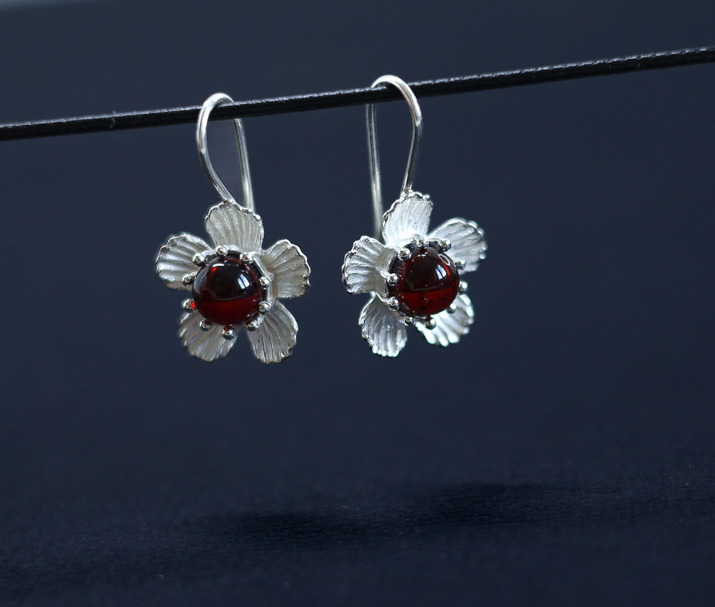 Bernstein-Silber-Ohrringe mit floralem Design in hellem Silber