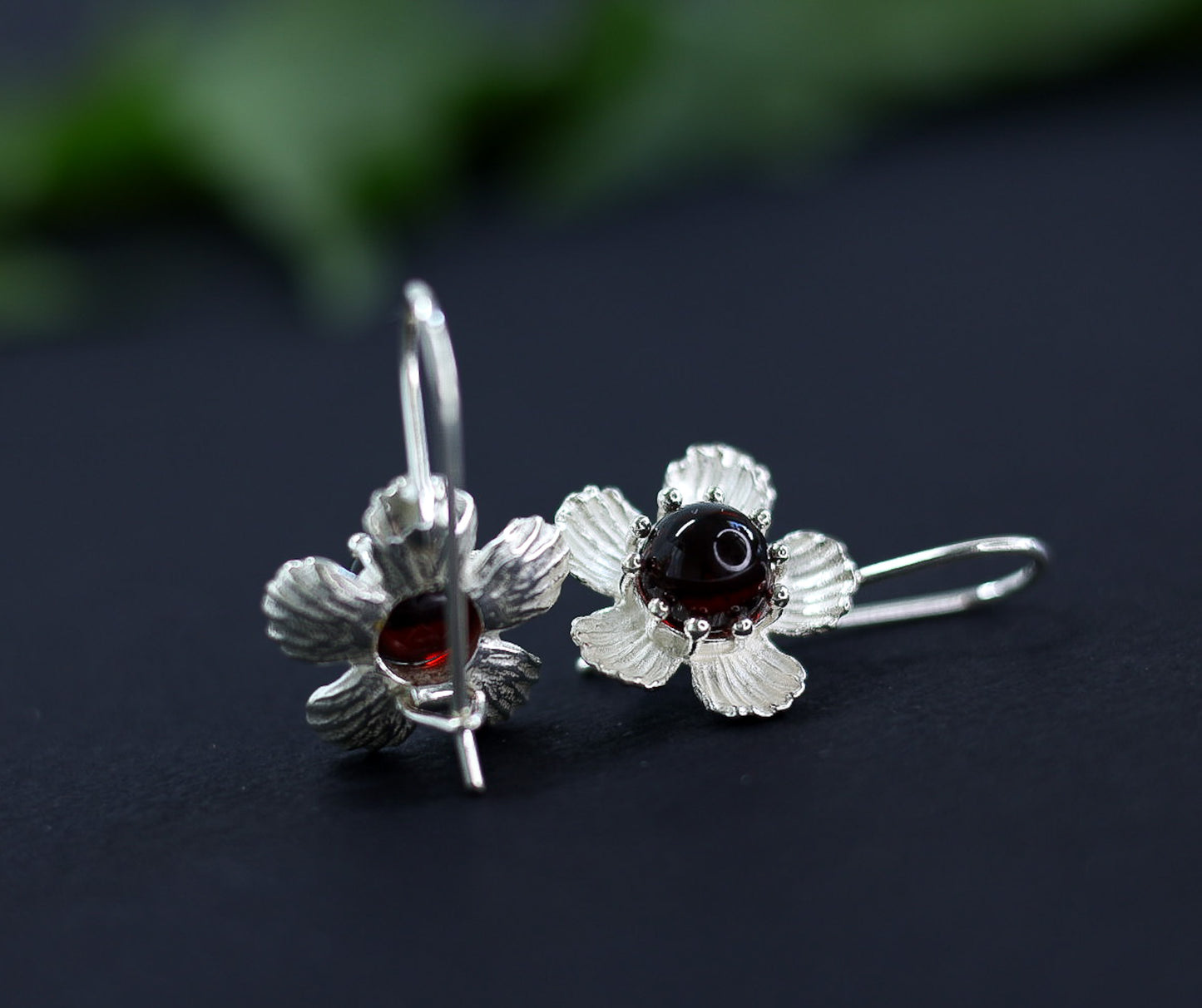 Bernstein-Silber-Ohrringe mit floralem Design in hellem Silber