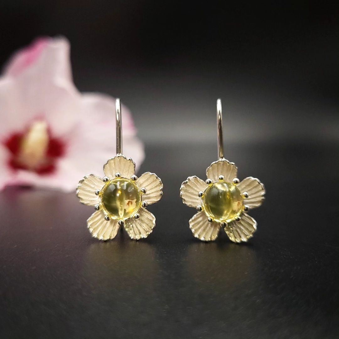 Bernstein-Silber-Ohrringe mit floralem Design in hellem Silber