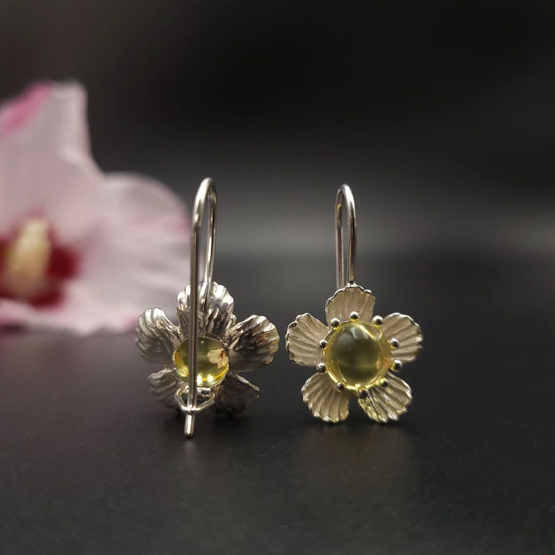 Bernstein-Silber-Ohrringe mit floralem Design in hellem Silber