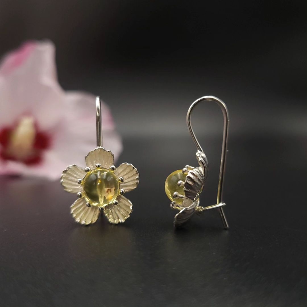 Bernstein-Silber-Ohrringe mit floralem Design in hellem Silber