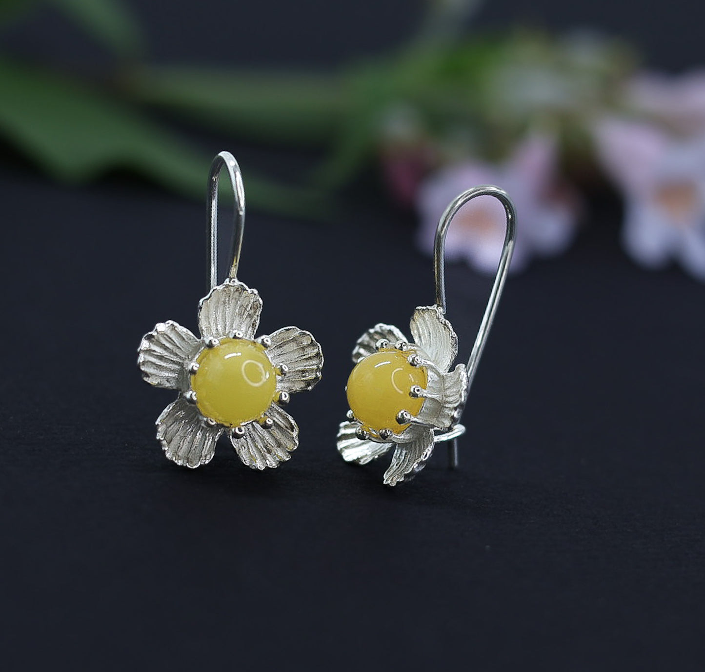 Bernstein-Silber-Ohrringe mit floralem Design in hellem Silber