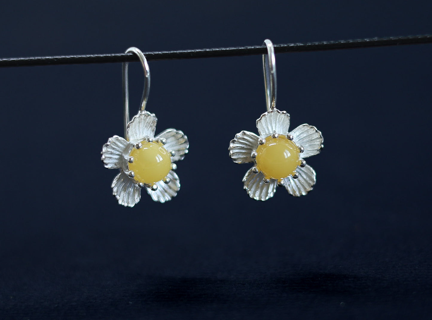 Bernstein-Silber-Ohrringe mit floralem Design in hellem Silber