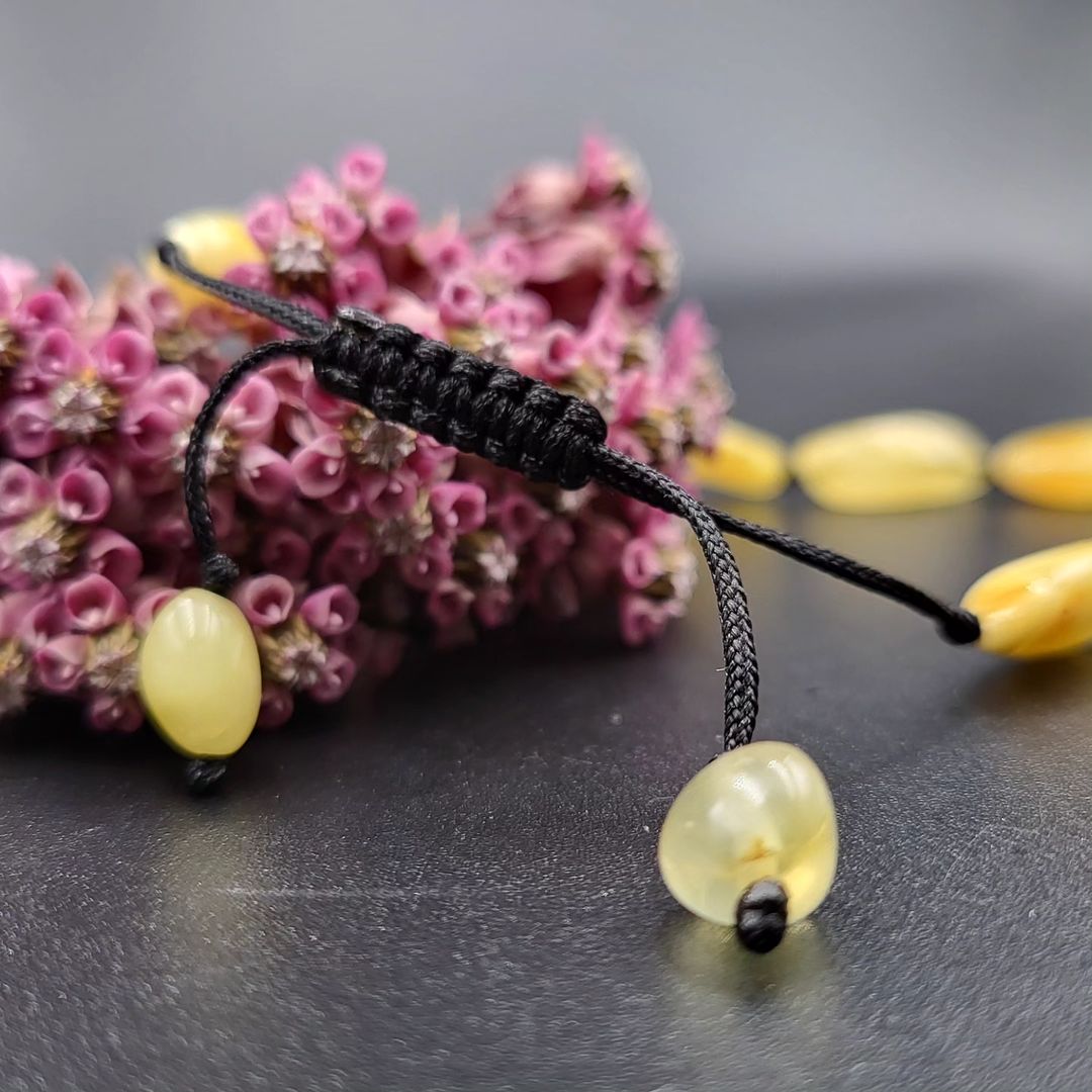 Nahaufnahme des schwarzen Makramee-Verschlusses, der die einfache Größenanpassung des Bernstein Armbands ermöglicht.