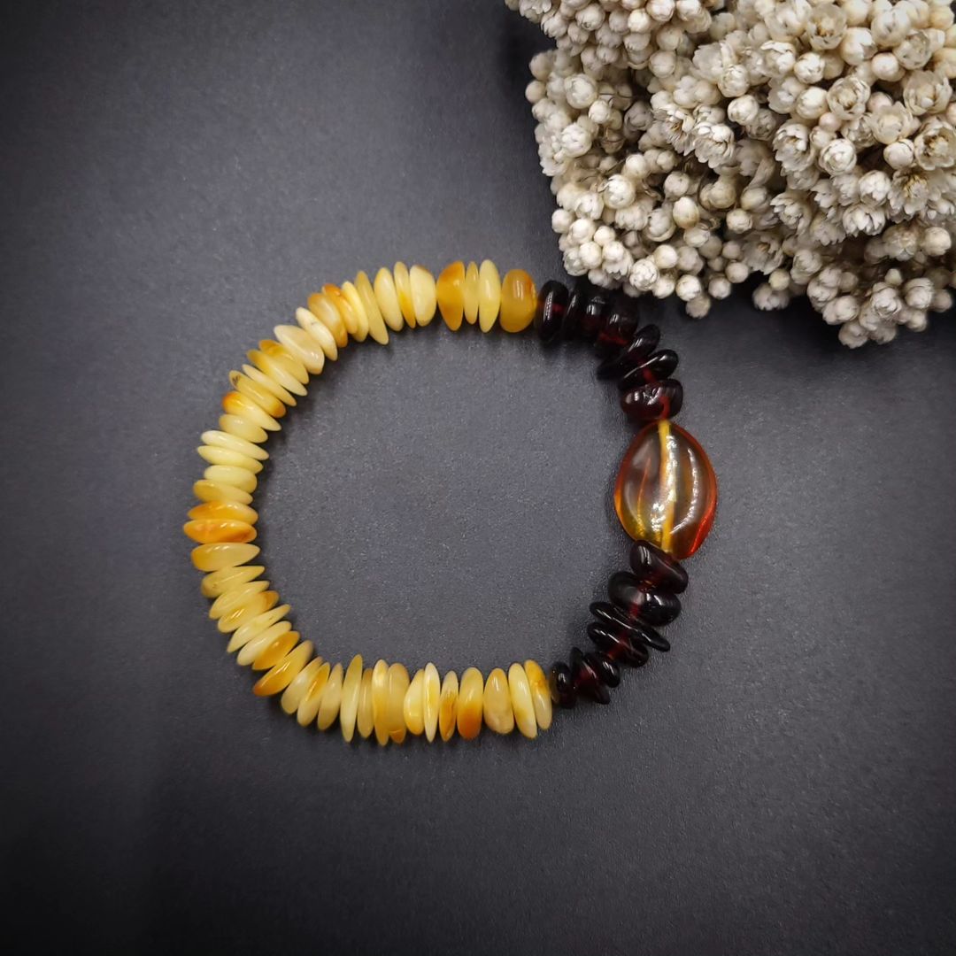 Two-tone Baltic amber bracelet with raw lemon and polished cherry beads, ideal for EU fashion.