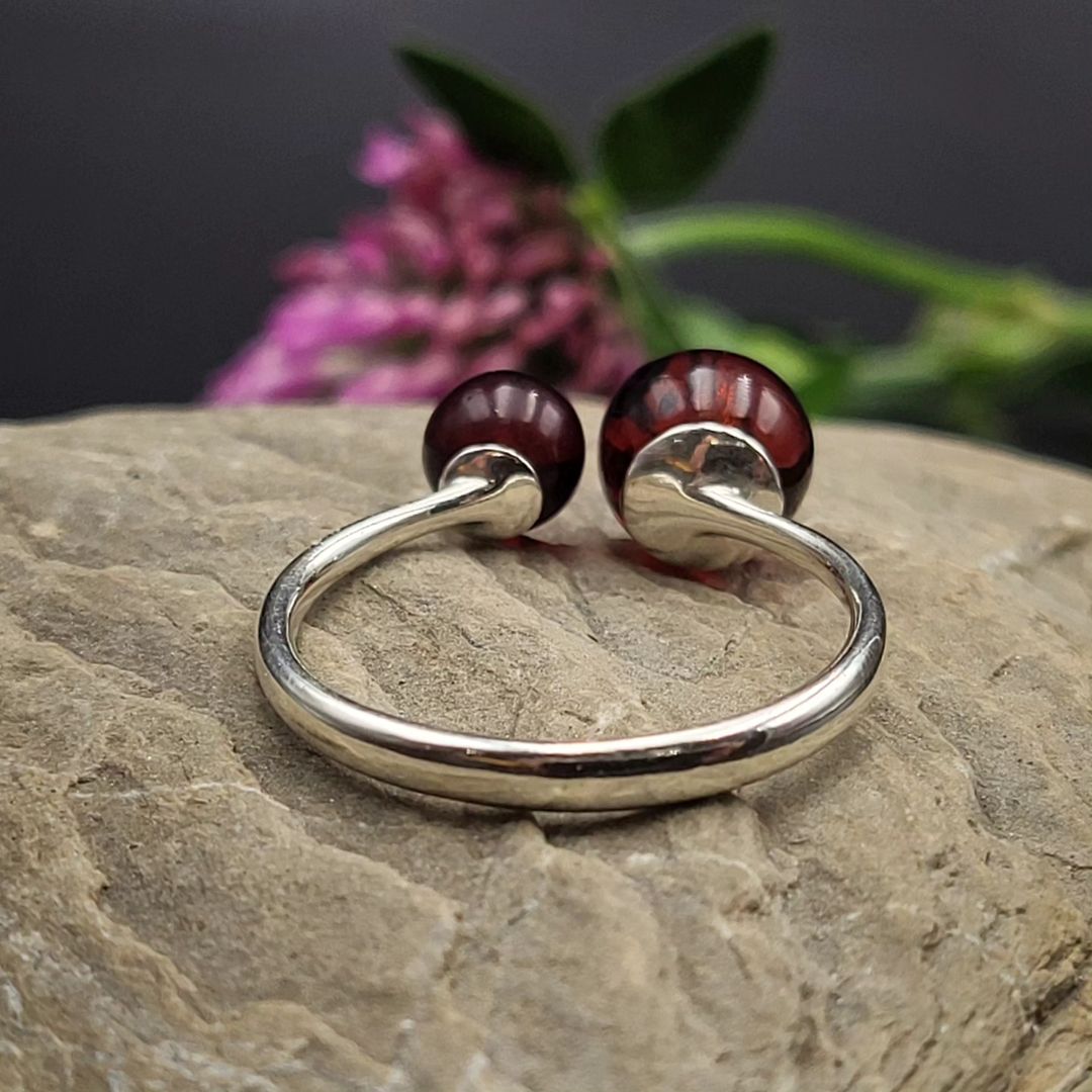 Bernstein-Ring mit 2 Kugeln - Kirschbernstein und 925er Silber | Tetibel