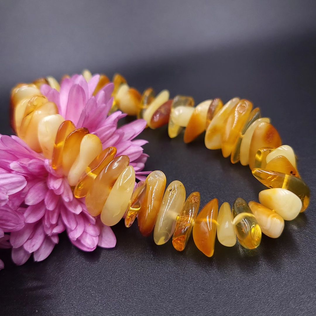 M
ehrfarbiges Bernstein Splitterarmband mit Königsbernstein, Honig und Cognac Ostseebernstein.