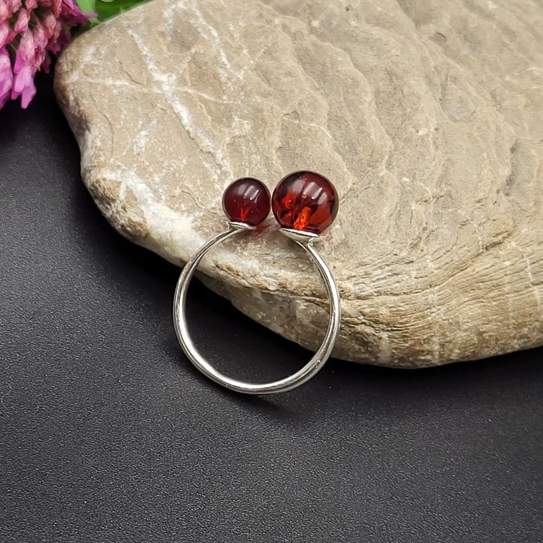 Bernstein-Ring mit 2 Kugeln - Kirschbernstein und 925er Silber | Tetibel