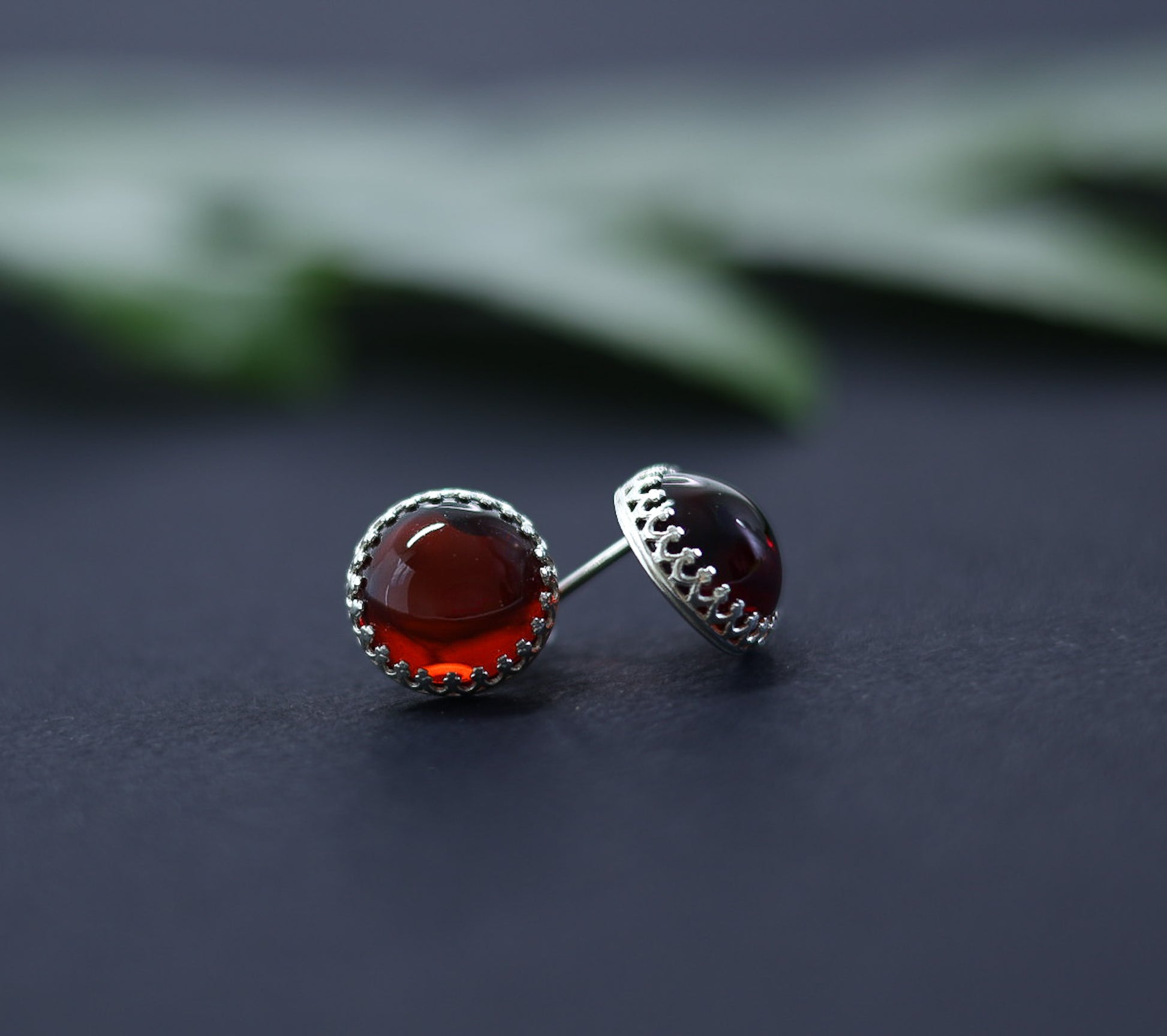 Rückansicht eines Tetibel Bernstein Ohrsteckers aus Silber, mit sichtbarem Stift und Silikonverschluss, der die Kronenfassung von hinten zeigt.