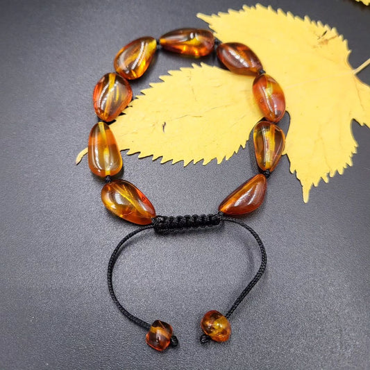 Nahaufnahme des Tetibel Bernstein Armbands für Damen, aus echten, mehrfarbigen Baltischen Bernsteinperlen auf Gummizug.