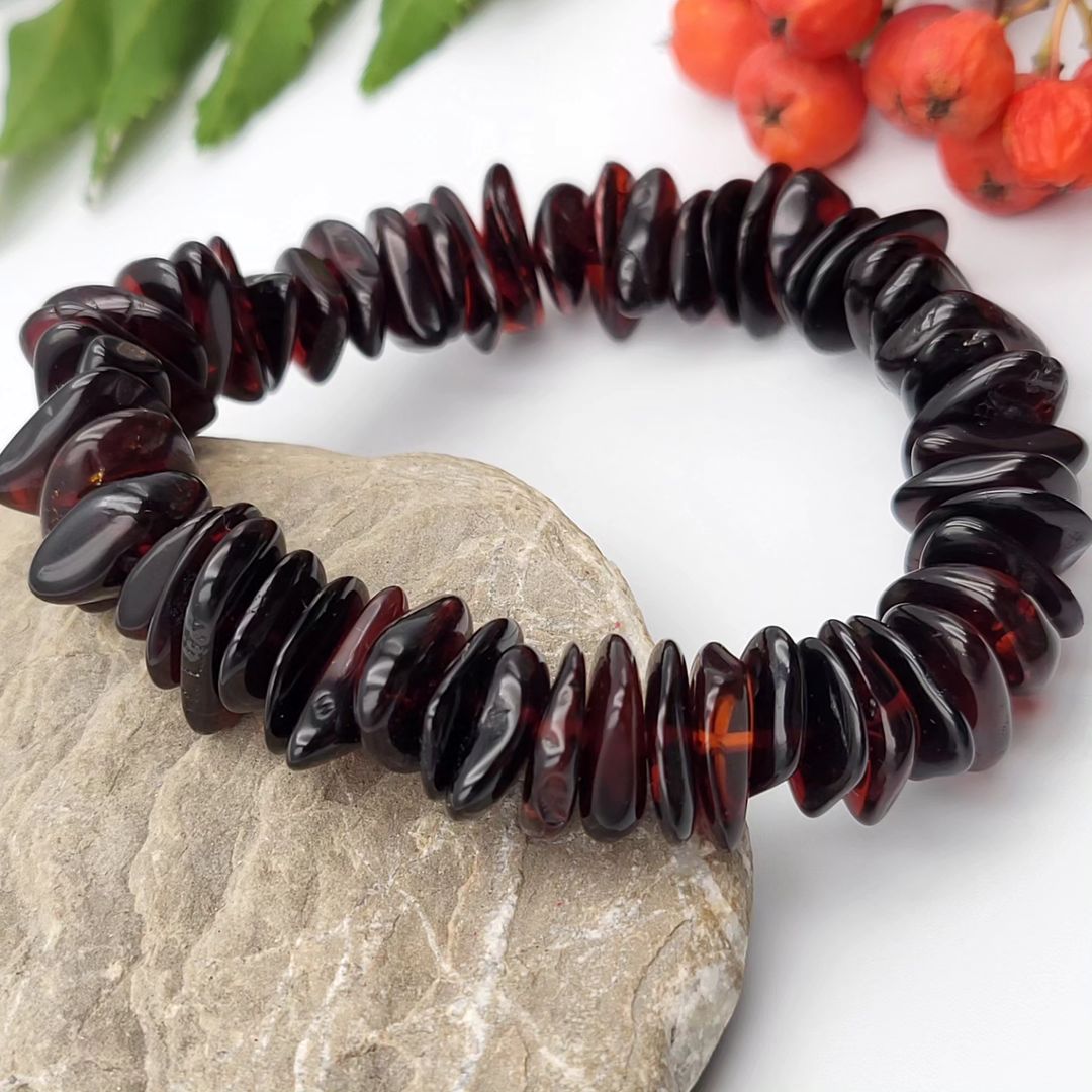 Echtes Bernstein Armband in Kirschrot/Cognac. Große, flache Bernstein Splitter (12-14mm breit). Tetibel Jewels, ±18 Gramm.