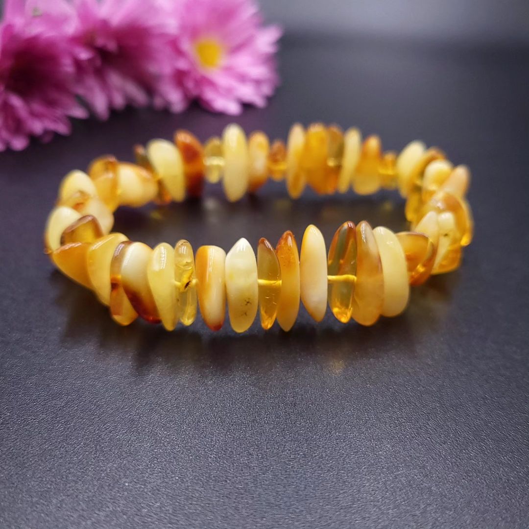 Polierte Ostseebernstein Splitter in Mehrfarbtönen am Tetibel Gummizug Armband.