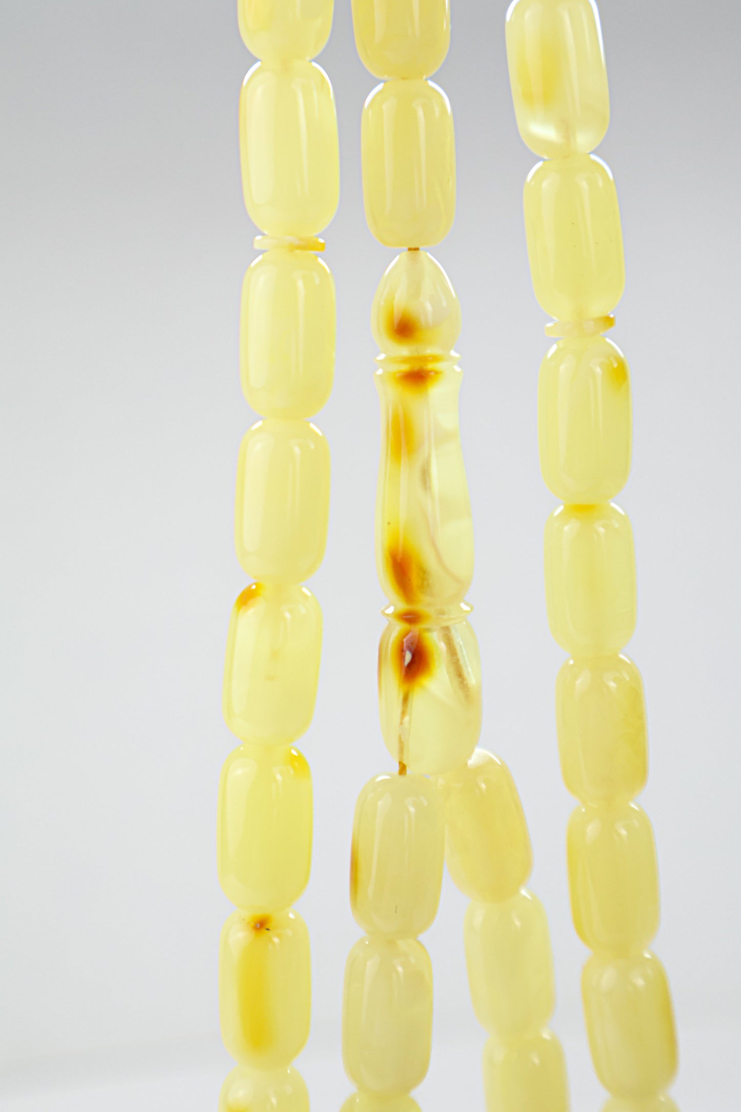 Certified Baltic amber rosary with 42 natural succinite beads measuring 13.5x8mm and weighing 28.6g.